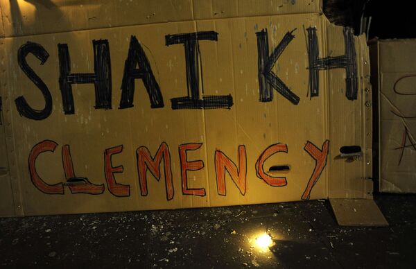 Лозунги, помещенные сторонниками гражданина Великобритании Акмаля Шейха за контрабанду наркотиков. 