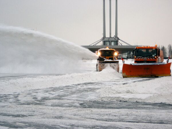 Уборка снега в аэропорту Пулково