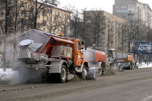 Дорожная техника в Москве ждет сигнала для начала уборки снега