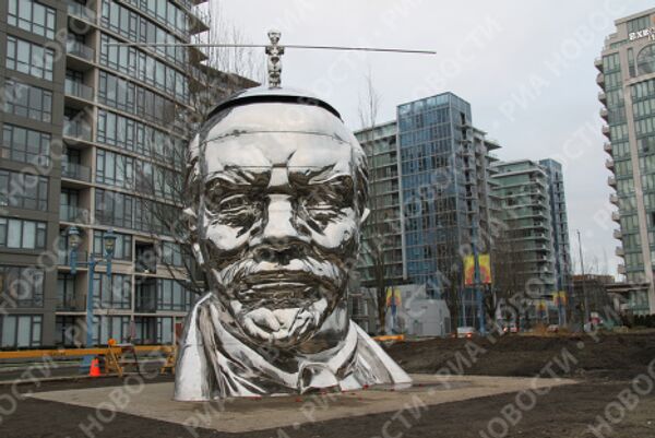 Авангардный памятник Ленину с Мао на голове в Ричмонде