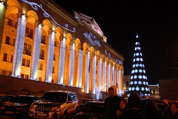 Главная новогодняя елка в Тбилиси установлена перед зданием Парламента Грузии.