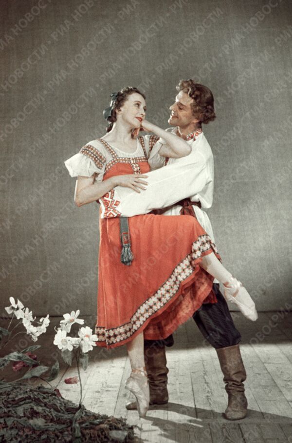 Уланова и Преображенский в сцене из балета Сказ о каменном цветке