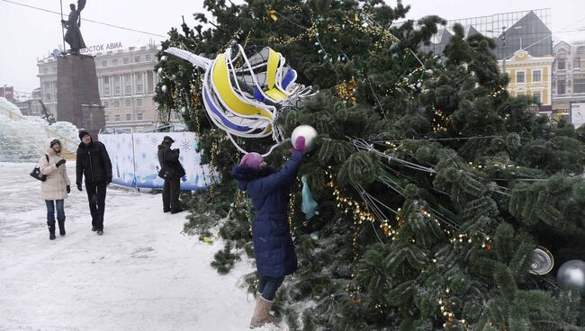 Декабрь 2009 года: упавшая елка на центральной площади Владивостока. Архивное фото