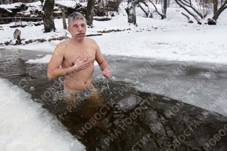 Купание моржей в проруби в Строгинской пойме