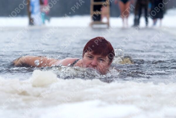 Соревнования моржей в Великом Новгороде на берегу реки Волхов