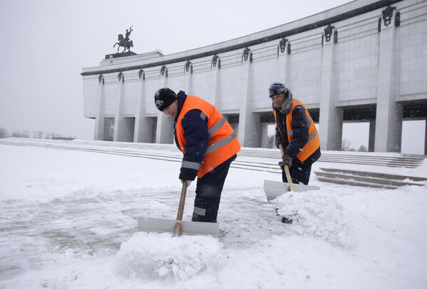 Уборка снега в Москве. Архив
