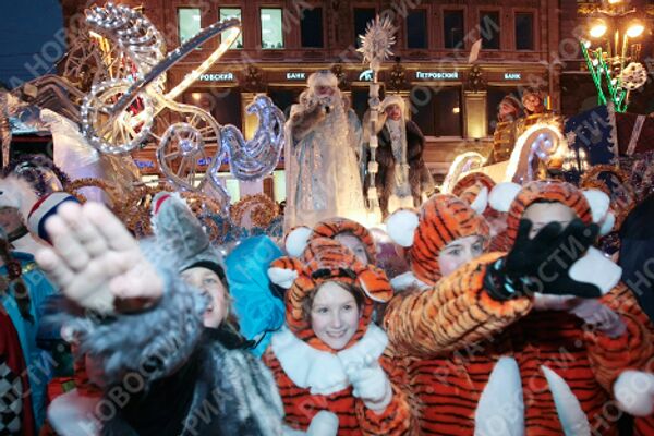 Шествие на Невском проспекте по случаю прибытия главного Деда Мороза