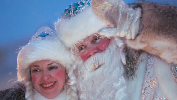 Всероссийский Дед Мороз и его Снегурочка путешествуют по стране. Архивное фото