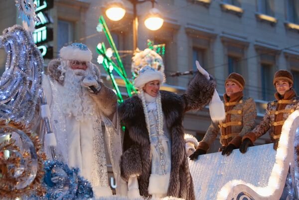 Шествие на Невском проспекте по случаю прибытия главного Деда Мороза