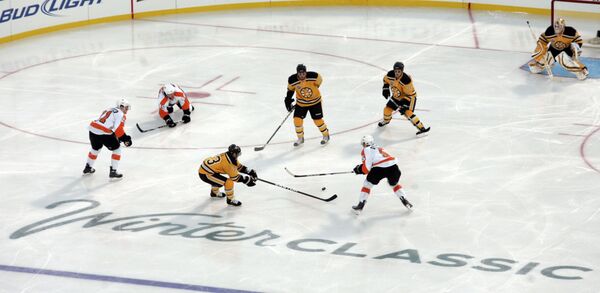 Бостон обыграл Филадельфию в Зимней Классике НХЛ