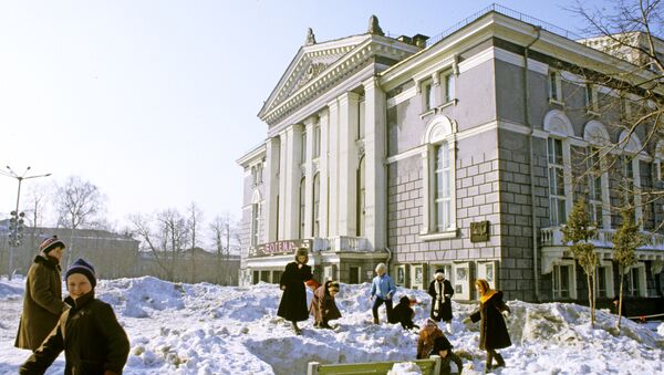 У здания Пермского академического театра оперы и балета имени П.И. Чайковского