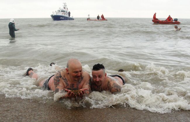 Моржи в Бельгии окунулись в море в честь Нового года