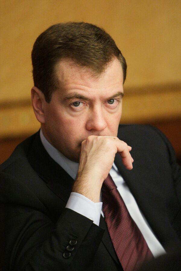 Медведев подписал 21 указ о помиловании впервые осужденных