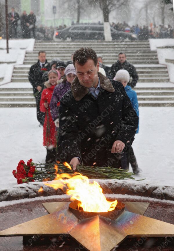 Д.Медведев возложил венок в вечному огню подмосковного Видного