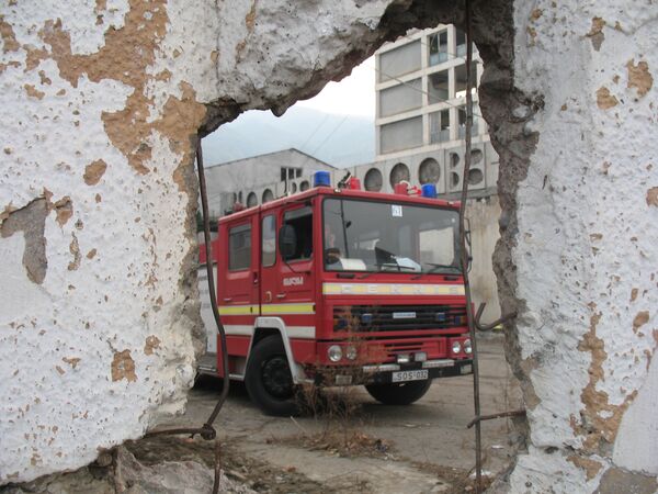 Поиски пропавших людей под завалами здания, обрушившегося в Тбилиси