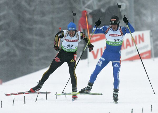 Российский биатлонист Максим Чудов и немецкий спортсмен Михаэль Грайс (справа налево)