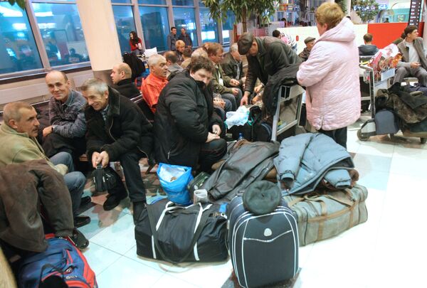 Пассажиры в аэропорту Домодедово. Архив