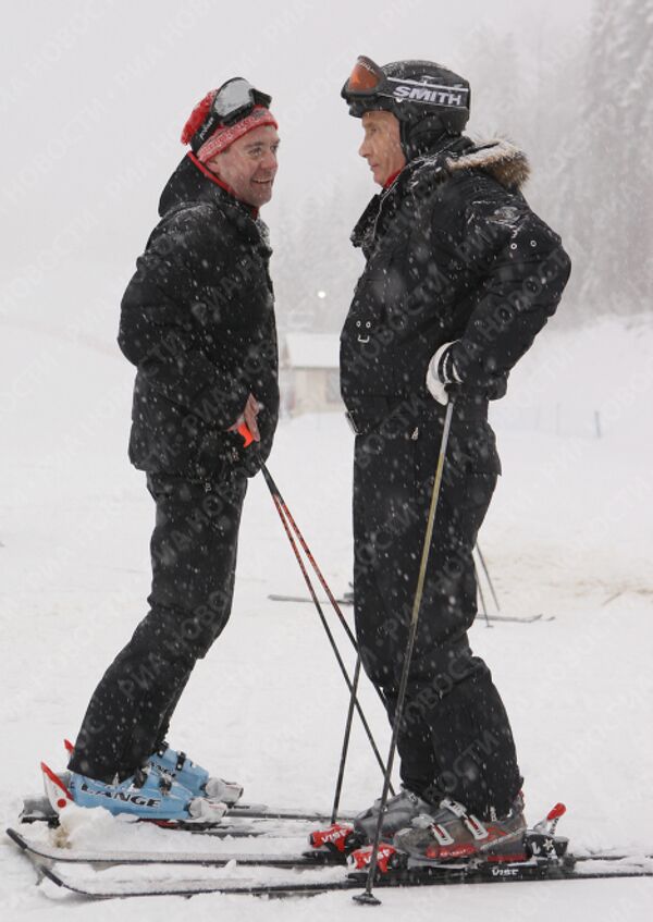 Президент РФ Дмитрий Медведев и премьер-министр РФ Владимир Путин на горнолыжном курорте Красная Поляна