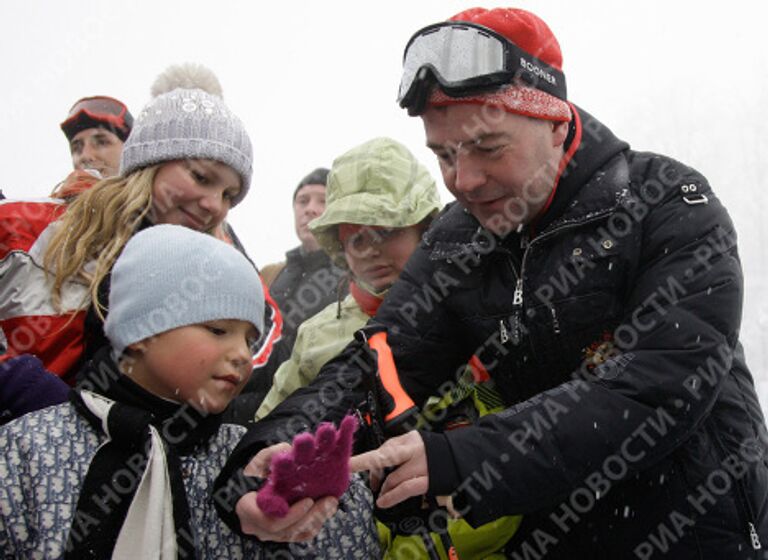 Президент РФ Дмитрий Медведев на горнолыжном курорте Красная Поляна