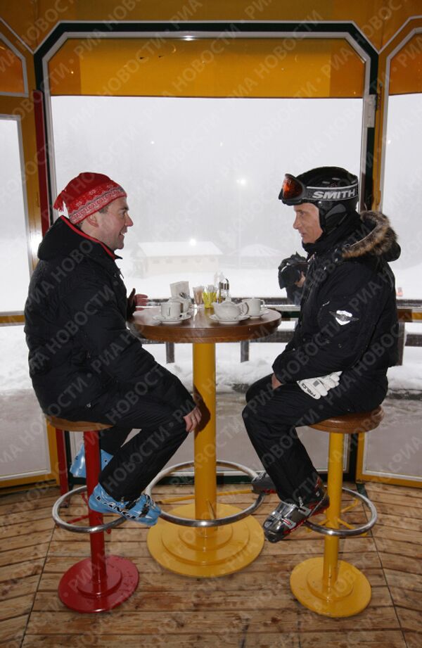 Президент РФ Дмитрий Медведев и премьер-министр РФ Владимир Путин на горнолыжном курорте Красная Поляна