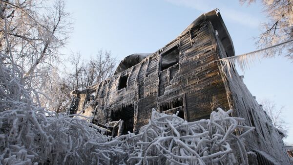 Сгоревший памятник истории в Царицыно после тушения пожара