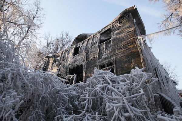 Сгоревший памятник истории в Царицыно после тушения пожара