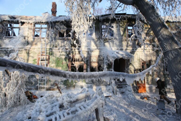 Сгоревший памятник истории в Царицыно после тушения пожара