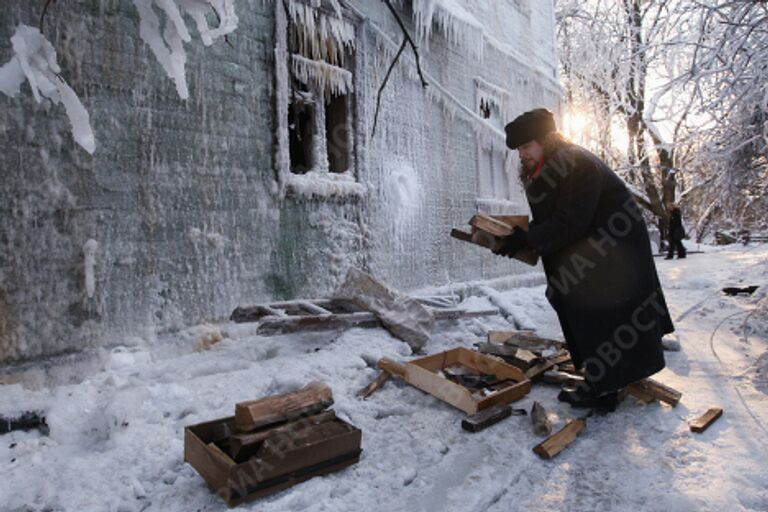 Сгоревший памятник истории в Царицыно после тушения пожара