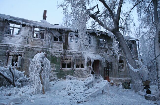 Сгоревший памятник истории в Царицыно после тушения пожара