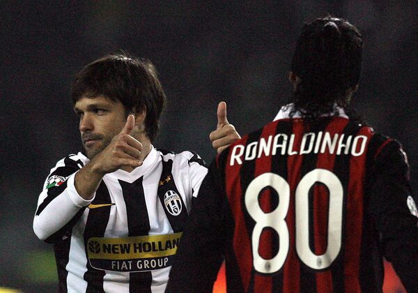 Полузащитник Ювентуса Диего (слева) и нападающий Милана Роналдиньо
