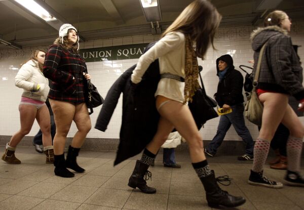 Флешмоб В метро без штанов в Нью-Йорке