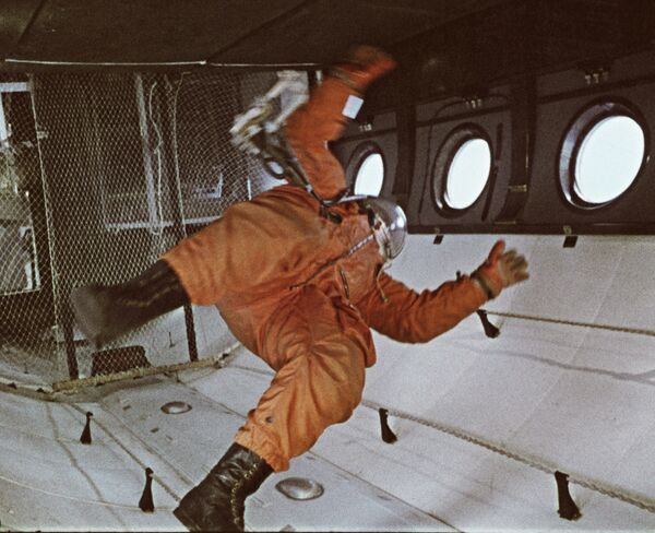 Тренировка космонавта перед полетом. Архив