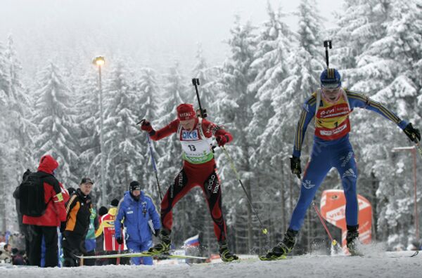 Шведская биатлонистка Хелена Юнссон (в синем) и норвежская биатлонистка Тура Бергер (в красном)