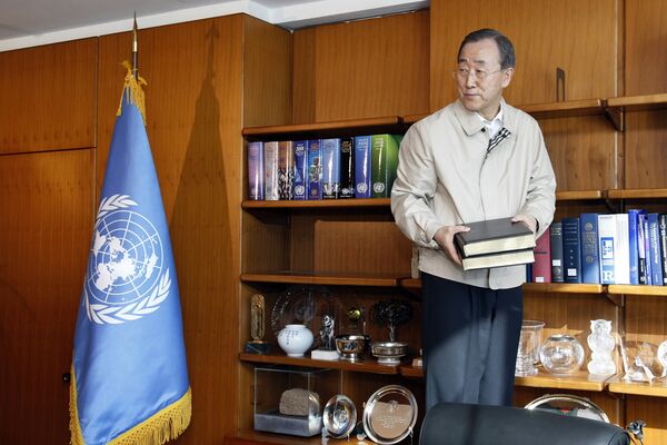 Генсек ООН Пан Ги мун собирает вещи для перезда во временное здание на период ремонта штаб-квартиры.