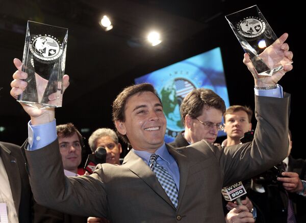 Исполнительный директор концерна Ford Марк Филдс демонстрирует две награды на автошоу в Детройте
