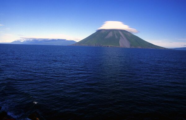 Курильские острова. Вулкан Атсонупури на острове Кунашир. Архивное фото