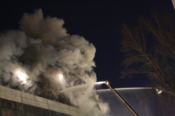Крупный пожар возник на складе в центре Москвы