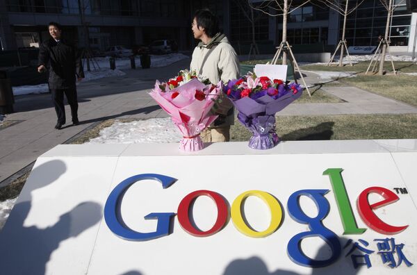 Китайские интернет-пользователи принесли цветы к зданию Google в Пекине