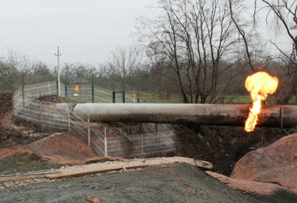 Горящий газ на месте подрыва магистрального газопровода Моздок-Казимагомед