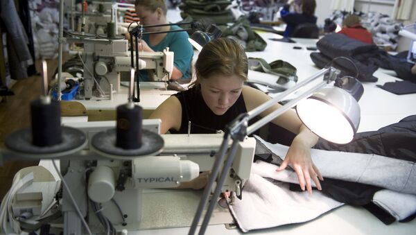 Пошивочный цех швейной фабрики. Архивное фото