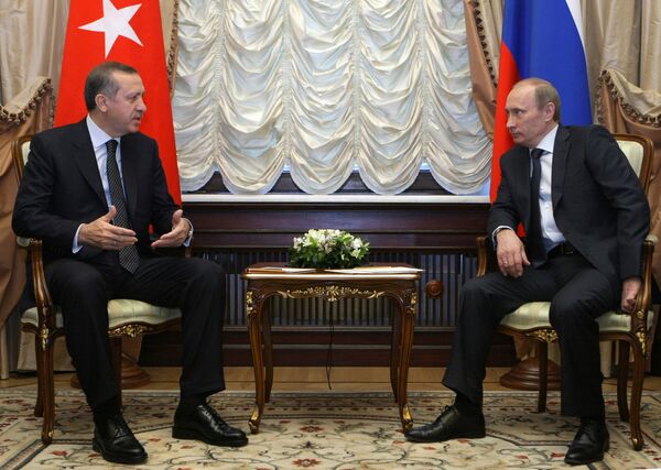 Премьер-министр РФ Владимир Путин (справа) встретился со своим турецким коллегой Реджепом Тайипом Эрдоганом (слева). Архивное фото