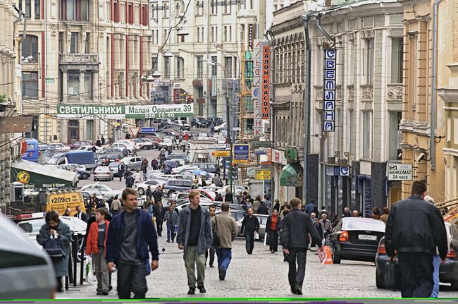 На улице Кузнецкий мост в Москве. Архив