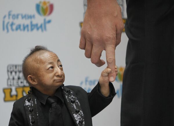 Самый маленький человек на Земле житель Китая Хэ Пинпин в Стамбуле