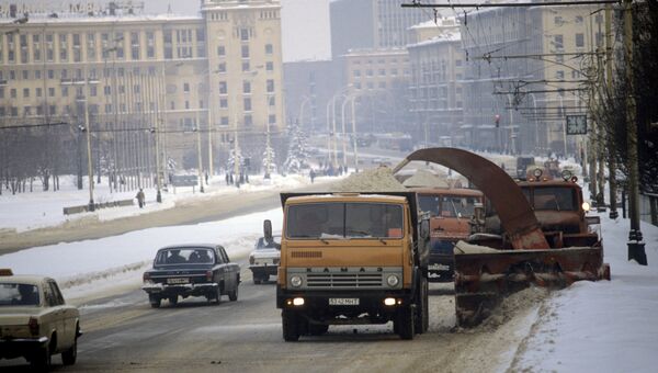 Уборка дорог в городе после снегопада. Архив