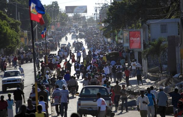 На улицах Порт-о-Пренса после землетрясений, потрясших Гаити