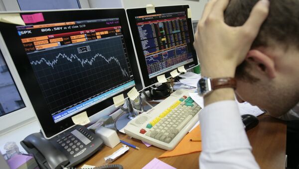 Фондовый рынок РФ к середине пятницы теряет около 3%