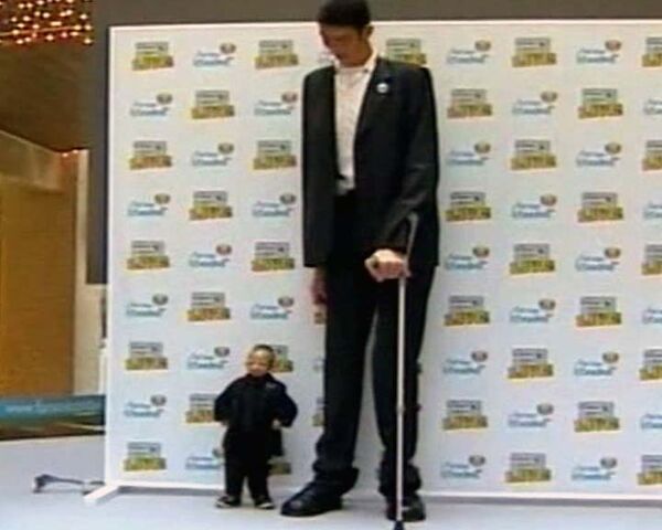 Самый высокий человек в мире едва разглядел самого маленького