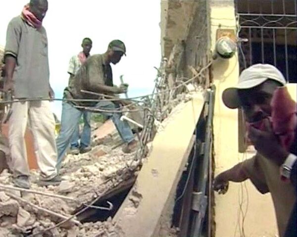 Гаитяне рискуют жизнью, разбирая завалы голыми руками