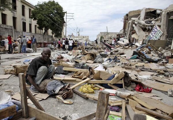 На улице столицы Гаити Порт-о-Пренса после разрушительного землетрясения