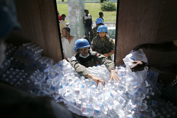 Персонал ООН распределяет воду для пострадавших на Гаити
